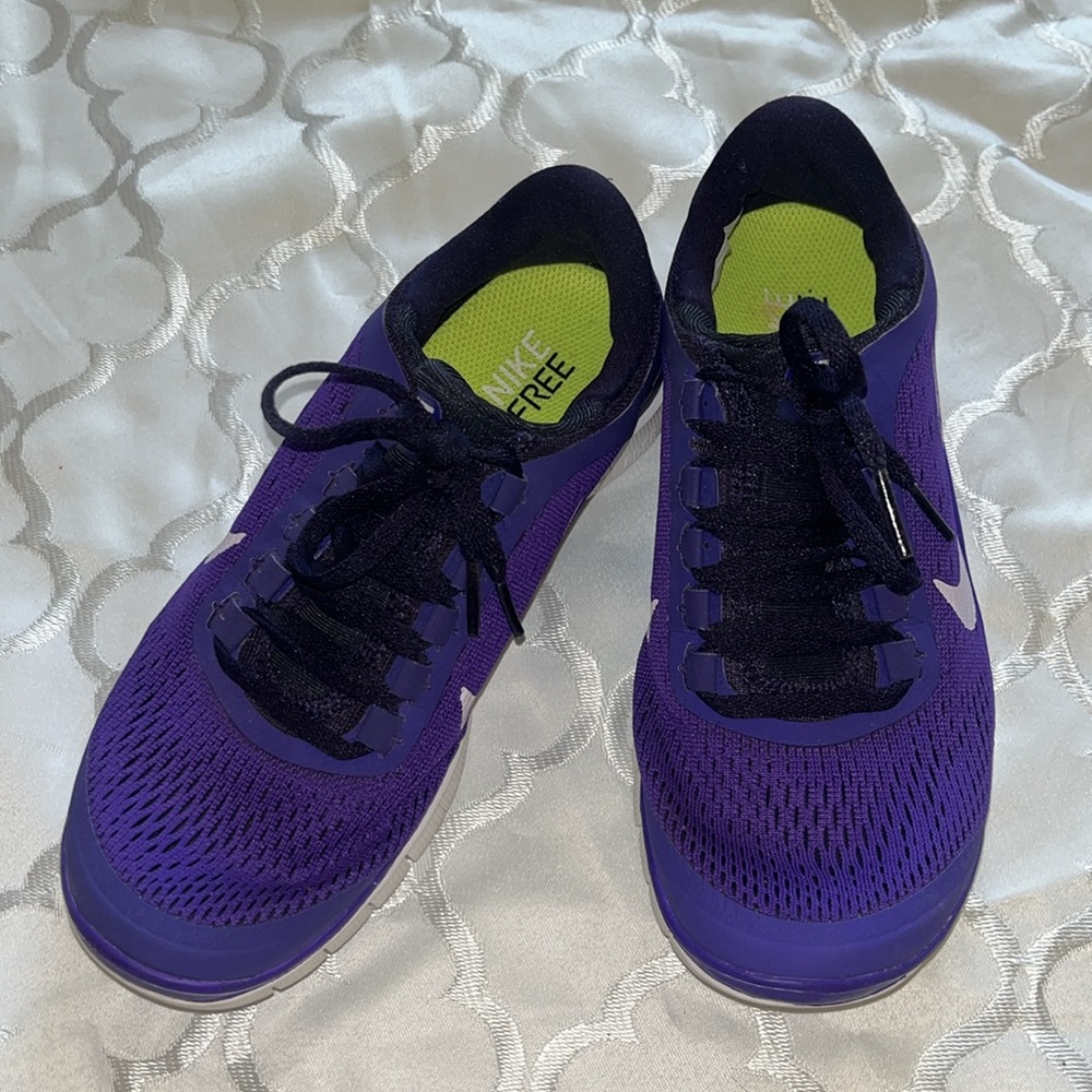 NIKE FREE TENNIS SHOES